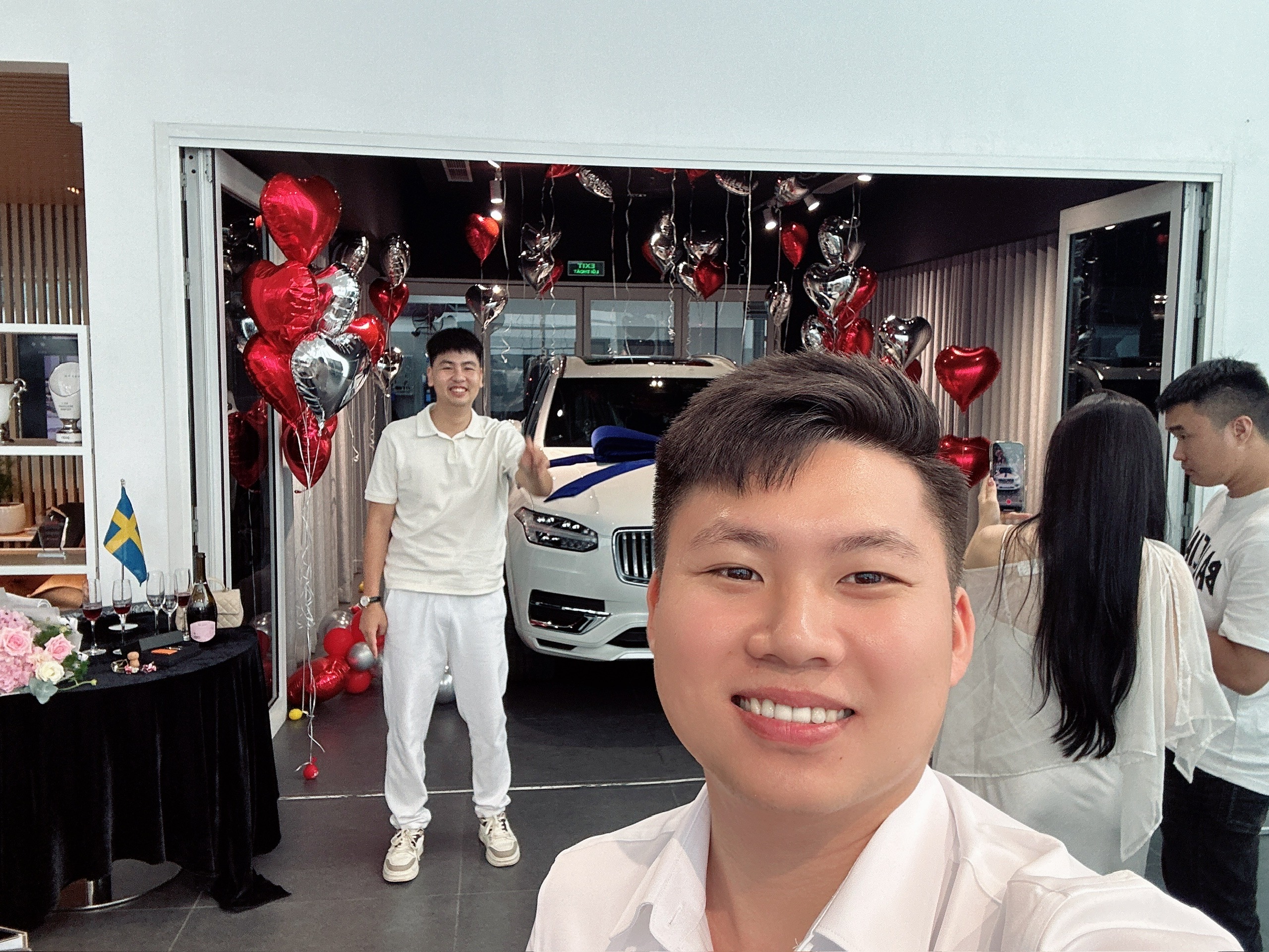 Khoảnh khắc tư vấn bán hàng và khách hàng cùng hòa chung niềm vui, trân trọng nhau như những người bạn thân thiết. Không còn khoảng cách giữa người phục vụ và khách hàng VIP – chỉ còn lại sự chân thành, ấm áp và hạnh phúc. Điều đó chỉ xảy ra khi Lê Văn Thi – Tư vấn bán hàng Volvo Car Hà Nội – mang đến dịch vụ tận tâm, chuyên nghiệp và vượt xa mong đợi, để mỗi cuộc gặp gỡ đều trở thành kỷ niệm đáng nhớ.