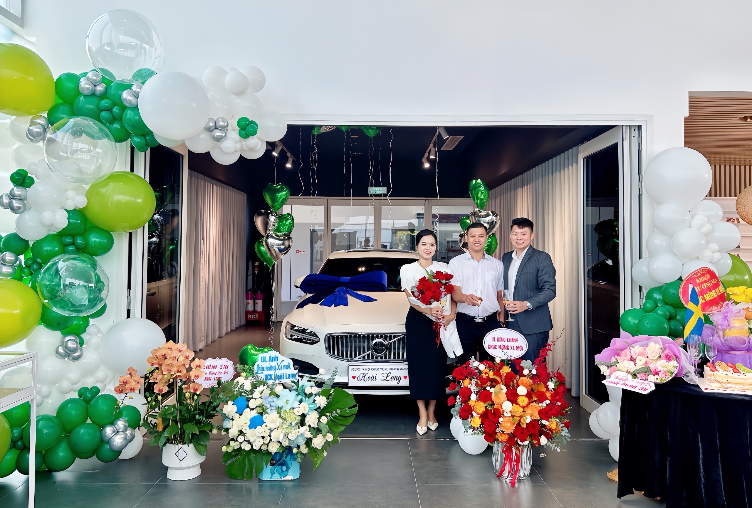 Khoảnh khắc tư vấn bán hàng và khách hàng cùng hòa chung niềm vui, trân trọng nhau như những người bạn thân thiết. Không còn khoảng cách giữa người phục vụ và khách hàng VIP – chỉ còn lại sự chân thành, ấm áp và hạnh phúc. Điều đó chỉ xảy ra khi Lê Văn Thi – Tư vấn bán hàng Volvo Car Hà Nội – mang đến dịch vụ tận tâm, chuyên nghiệp và vượt xa mong đợi, để mỗi cuộc gặp gỡ đều trở thành kỷ niệm đáng nhớ.