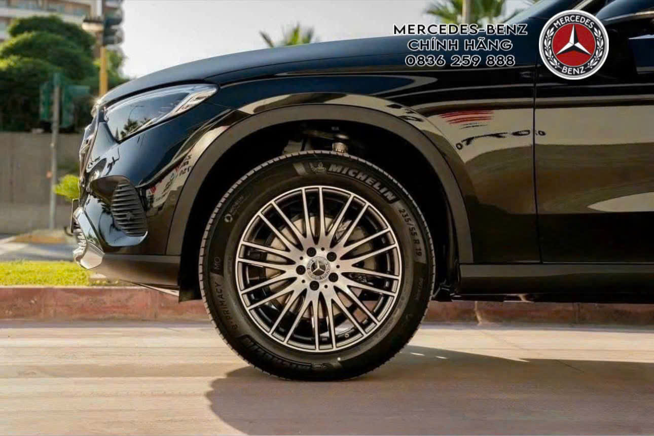 So Sánh Volvo XC60 B6 Ultra 2025 và Mercedes-Benz GLC 200 4MATIC 2025