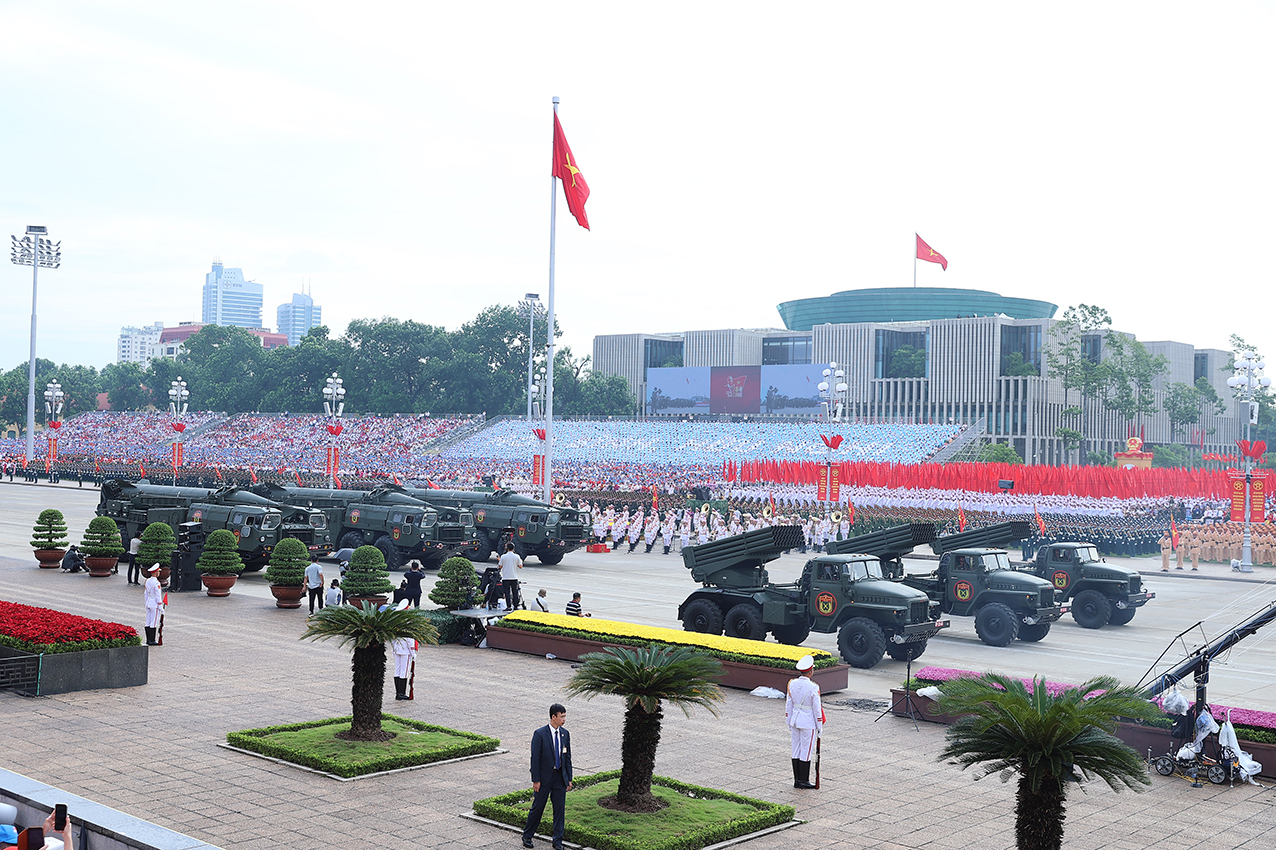 Đội hình pháo phản lực BM-21, tên lửa chiến lược Scud-B - Ảnh: VGP/Nhật Bắc