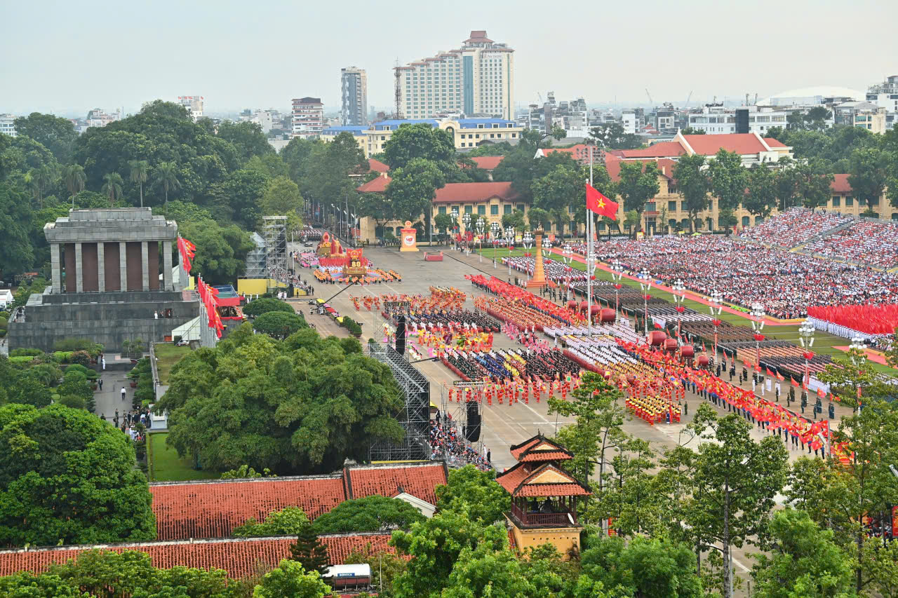 Nghi thức rước và thắp đuốc trên Quảng trường Ba Đình sáng 30/8 - Ảnh: VGP/Nhật Bắc