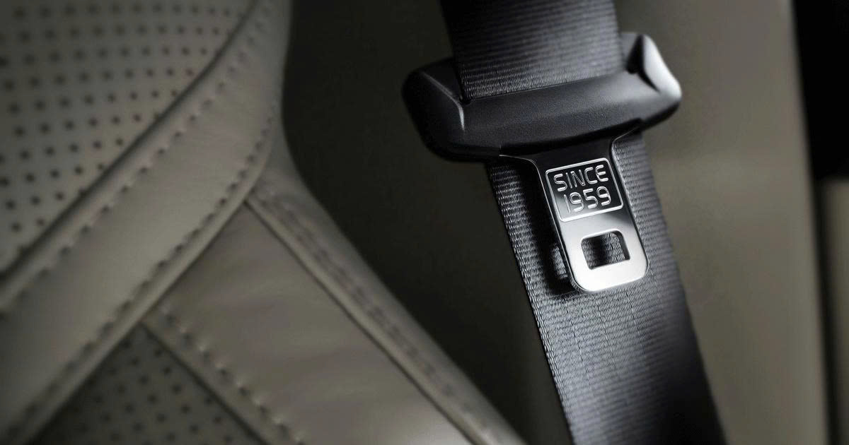 Dây đai an toàn sẽ cố định thân người khi xảy ra va chạm bằng cách siết chặt