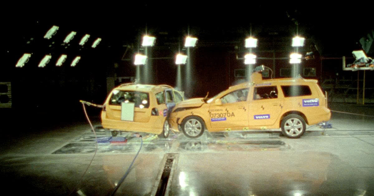  Theo số liệu thống kê, va chạm bên chiếm khoảng 25% các vụ tai nạn nghiêm trọng. Khác với va chạm trực diện, khoảng cách từ thành xe đến hành khách là rất nhỏ. Chính vì vậy, SIPS trở thành “tấm khiên sống” bảo vệ hành khách, đặc biệt ở hàng ghế trước