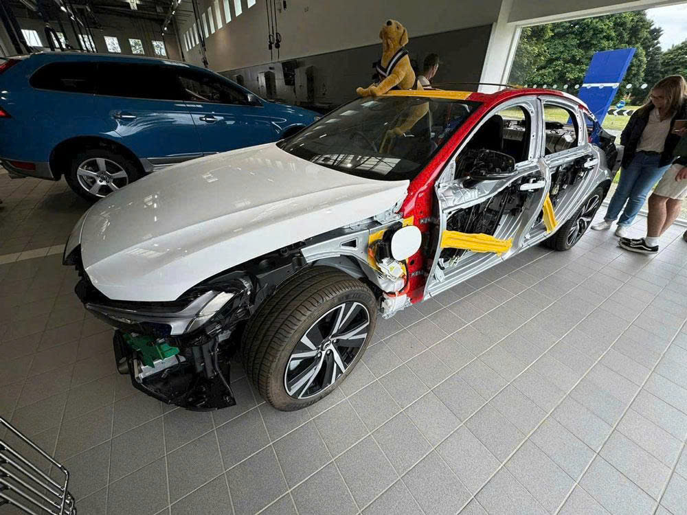 Thép Boron trên xe Volvo: “Lá chắn bất hoại” bảo vệ sự sống