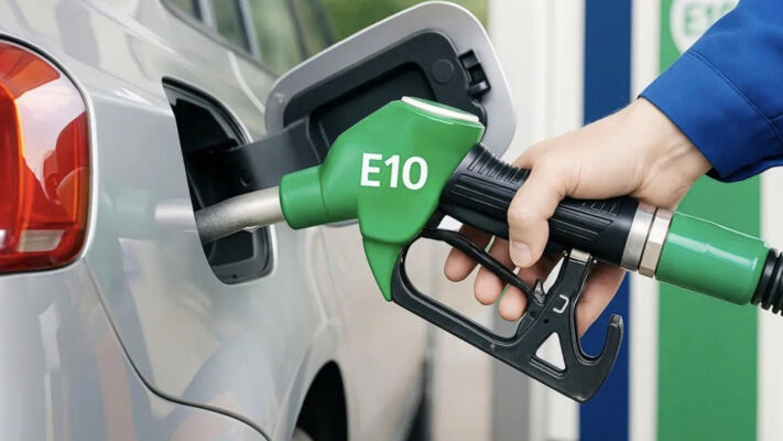 Xăng E10 là gì và tại sao lại được khuyến khích sử dụng? Xăng E10 là một loại nhiên liệu hỗn hợp, trong đó 10% thể tích là ethanol (cồn sinh học) và 90% còn lại là xăng RON 92 hoặc RON 95 truyền thống. Ethanol được sản xuất từ các nguồn nông sản như sắn, ngô, mía… và được coi là một loại nhiên liệu thân thiện với môi trường hơn so với xăng dầu truyền thống. Các lý do chính khiến xăng E10 được khuyến khích sử dụng bao gồm: Giảm thiểu ô nhiễm môi trường: Ethanol khi cháy sinh ra ít khí thải độc hại như carbon monoxide (CO) và hydrocarbon (HC) hơn. Điều này góp phần cải thiện chất lượng không khí, đặc biệt là tại các đô thị lớn. Tăng cường an ninh năng lượng: Việc sử dụng nhiên liệu sinh học giúp giảm sự phụ thuộc vào nguồn dầu mỏ, vốn là tài nguyên có hạn và phụ thuộc nhiều vào tình hình chính trị thế giới. Tối ưu hóa hiệu suất động cơ: Ethanol có chỉ số octane cao, giúp cải thiện khả năng chống kích nổ của nhiên liệu. Điều này có thể giúp động cơ hoạt động mượt mà hơn và nâng cao hiệu suất, đặc biệt là trên các dòng xe hiện đại.