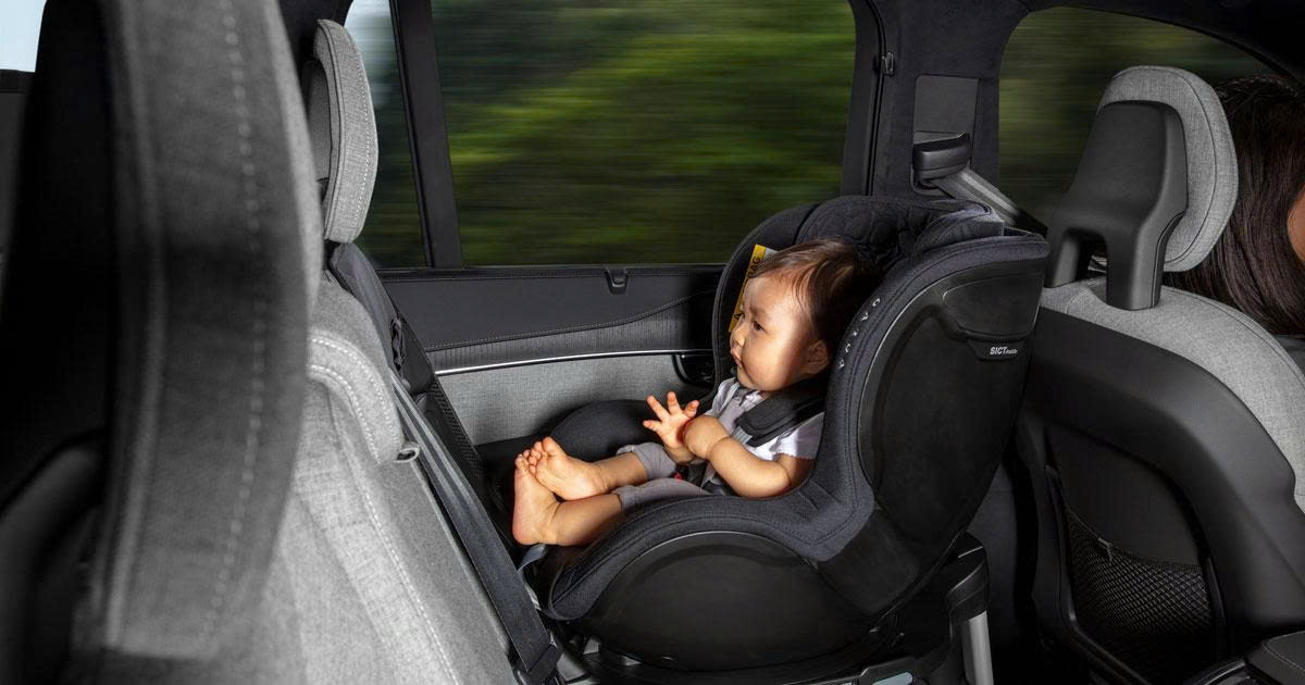 Lắp ngược chiều (rear-facing): giảm đến 90% lực tác động vào cổ trẻ khi xảy ra va chạm chính diện.