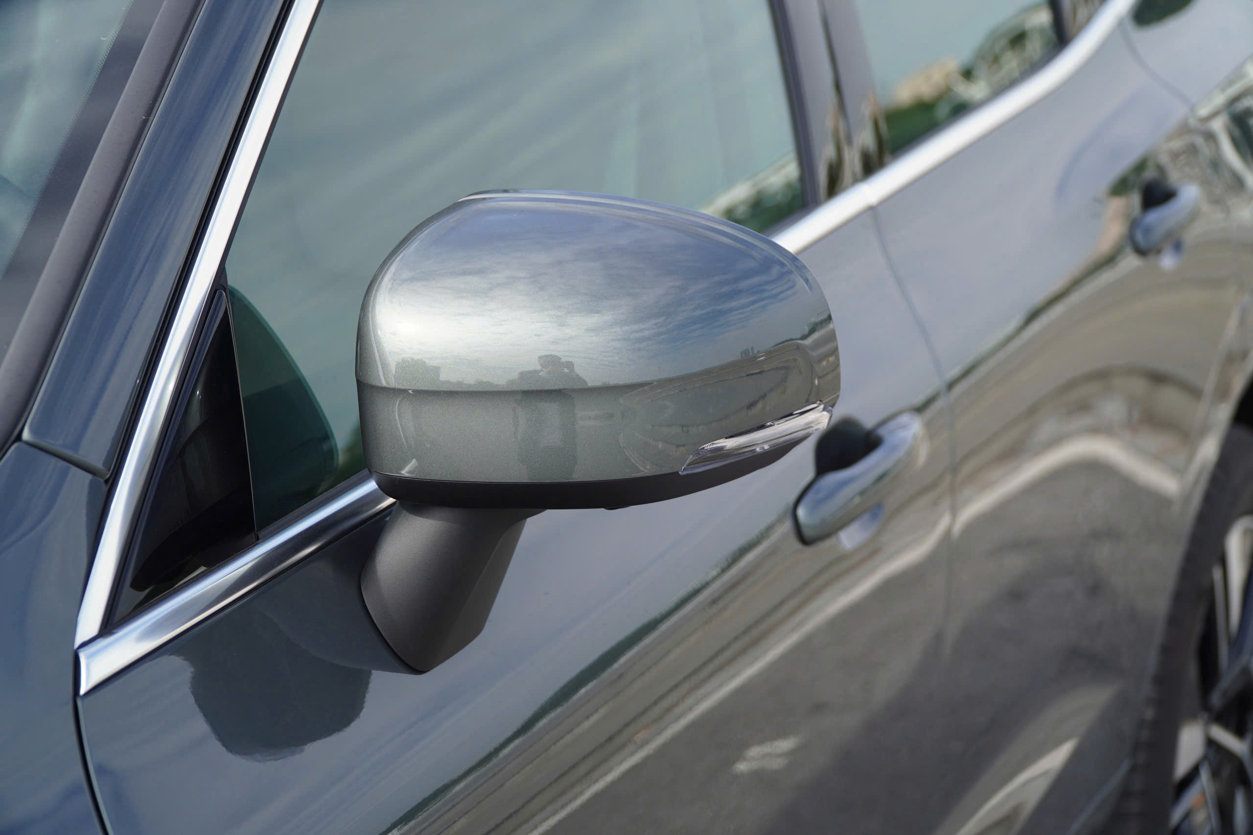 Ngoại thất Volvo XC60 T8 Plug-in Hybrid Ultra 2026