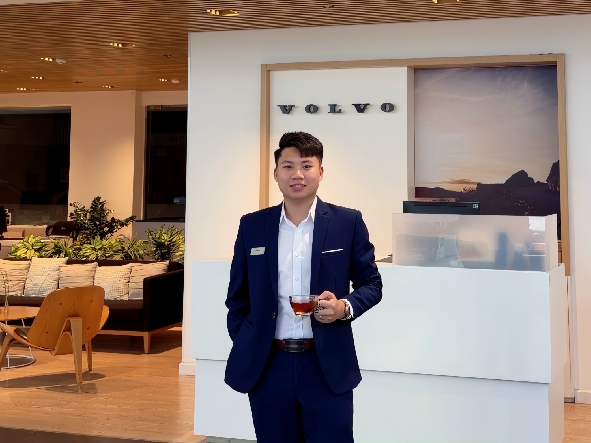 Lê Thi thường được khách hàng đánh giá là : Một bạn tư vấn rất nhiệt tình và tận tâm, từ lúc tìm hiểu xe đến khi nhận xe đều hỗ trợ rất chu đáo. Có vấn đề gì cần hỏi cũng được giải đáp nhanh và rõ ràng. Cảm giác rất yên tâm khi làm việc cùng bạn ấy.