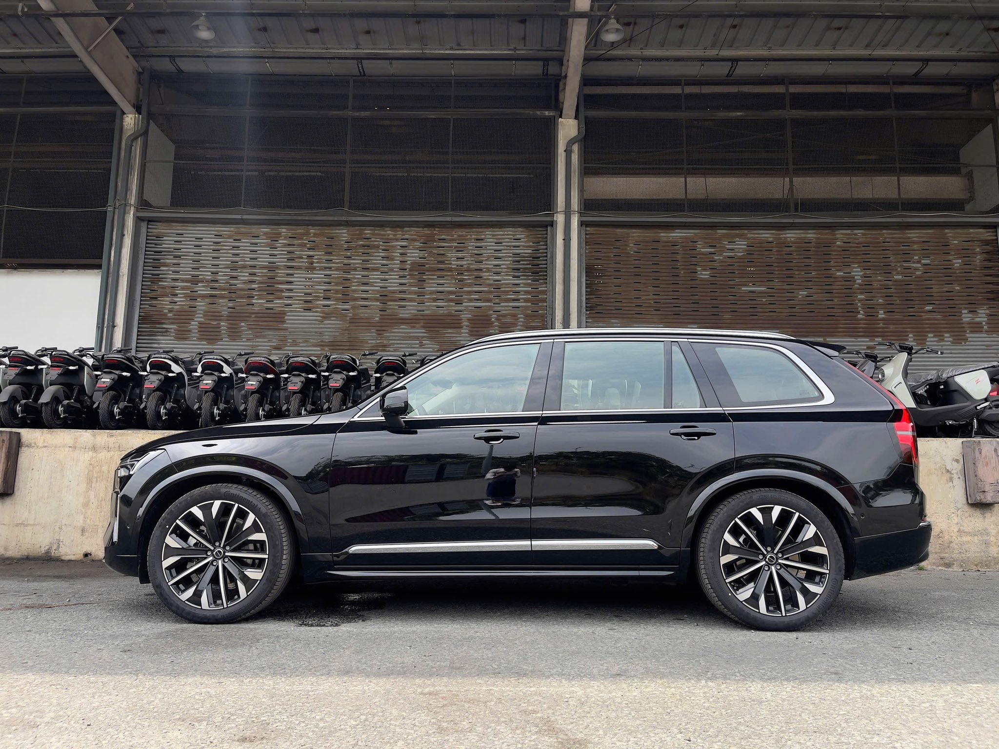 Volvo XC90 mới được trang bị khối động cơ B5 có khả năng sản sinh công suất tối đa 249 mã lực và mô-men xoắn cực đại đạt 350 Nm. Đi kèm với đó là hộp số tự động 8 cấp và hệ thống dẫn động bốn bánh toàn thời gian AWD