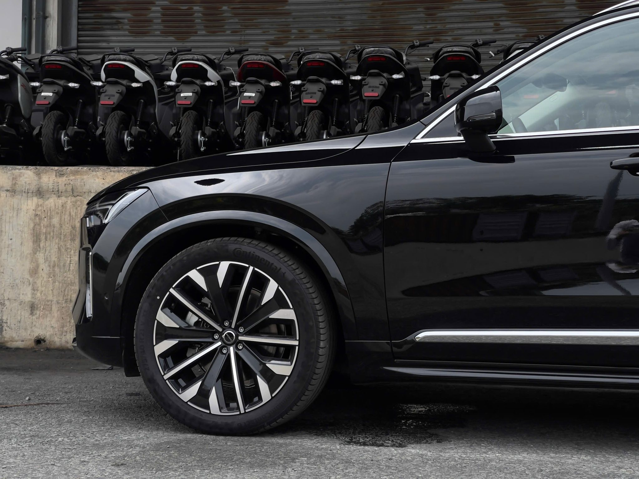 Thiết kế vành hợp kim của Volvo XC90 mới cũng thay đổi sang thiết kế đa chấu phay xước kim cương với kích thước 21 inch. Xe cũng được trang bị hệ thống treo khí nén cho phép thay đổi khoảng sáng gầm từ 212 mm đến 223mm