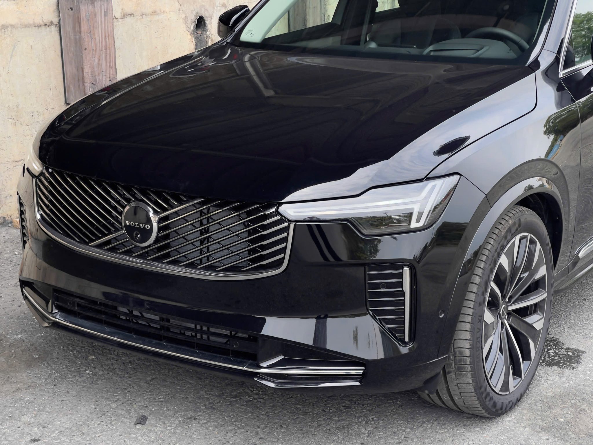 Cụm lưới tản nhiệt cùng logo mới của Volvo mang đến cảm giác mới lạ khi nhìn từ phía đầu xe