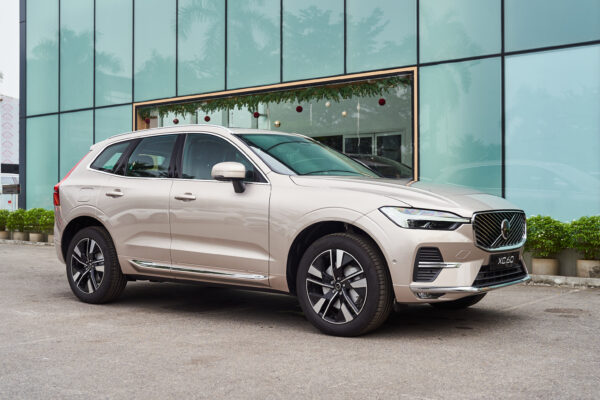Volvo XC60 Vàng hoàng hôn ánh kim (Bright Dusk Metallic)
