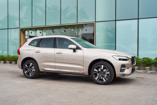 Volvo XC60 Vàng hoàng hôn ánh kim (Bright Dusk Metallic)