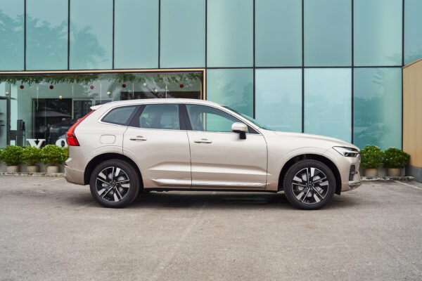 Volvo XC60 Vàng hoàng hôn ánh kim (Bright Dusk Metallic)