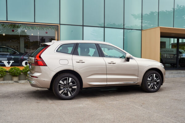 Volvo XC60 Vàng hoàng hôn ánh kim (Bright Dusk Metallic)