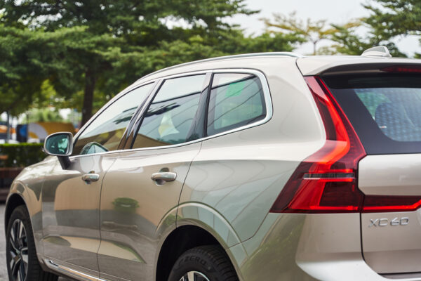 Volvo XC60 Vàng hoàng hôn ánh kim (Bright Dusk Metallic)
