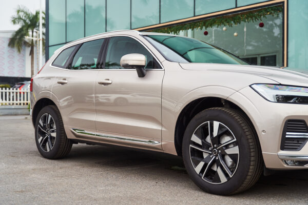 Volvo XC60 Vàng hoàng hôn ánh kim (Bright Dusk Metallic)