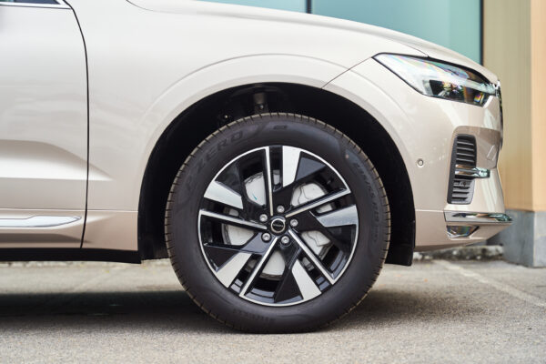 Volvo XC60 Vàng hoàng hôn ánh kim (Bright Dusk Metallic)