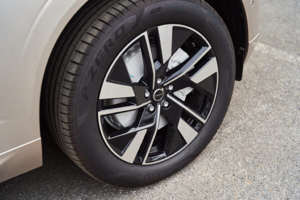 Volvo XC60 Vàng hoàng hôn ánh kim (Bright Dusk Metallic)