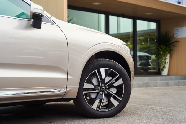 Volvo XC60 Vàng hoàng hôn ánh kim (Bright Dusk Metallic)