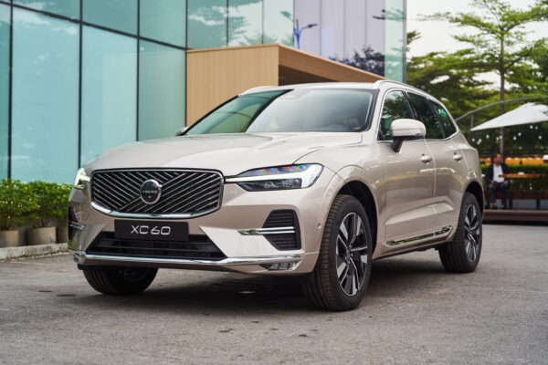 Volvo XC60 Vàng hoàng hôn ánh kim (Bright Dusk Metallic)