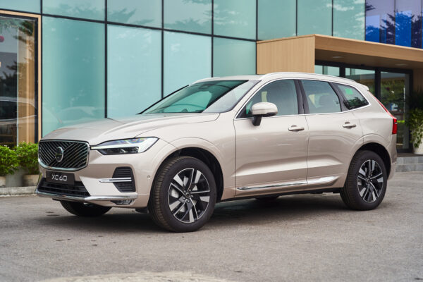 Volvo XC60 Vàng hoàng hôn ánh kim (Bright Dusk Metallic)