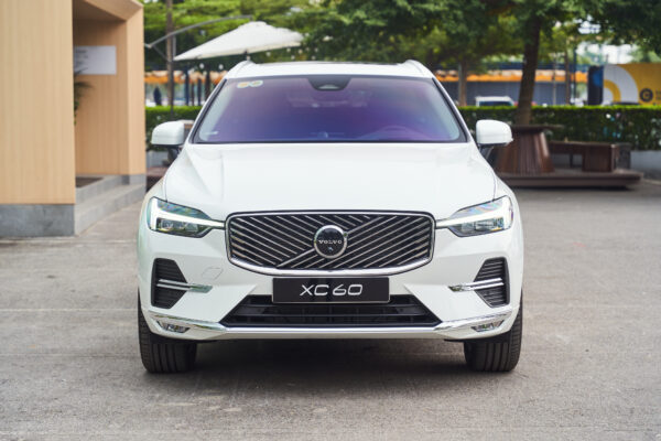 Volvo XC60 Trắng ngọc trai pha lê (Crystal White Pearl)