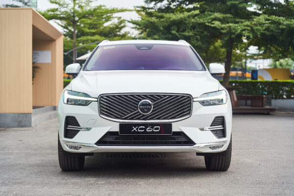 Volvo XC60 Trắng ngọc trai pha lê (Crystal White Pearl)