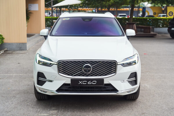 Volvo XC60 Trắng ngọc trai pha lê (Crystal White Pearl)