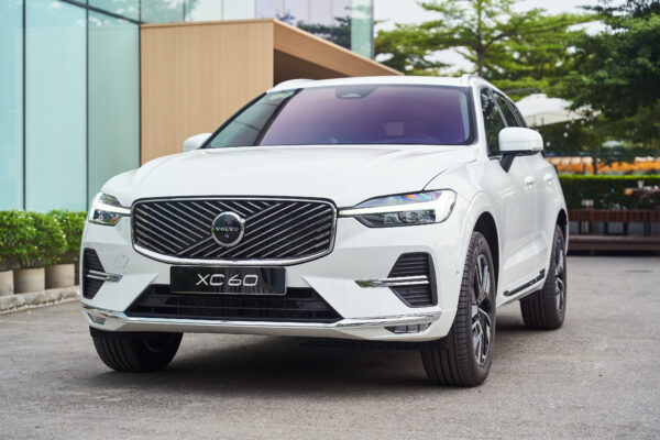 Volvo XC60 Trắng ngọc trai pha lê (Crystal White Pearl)