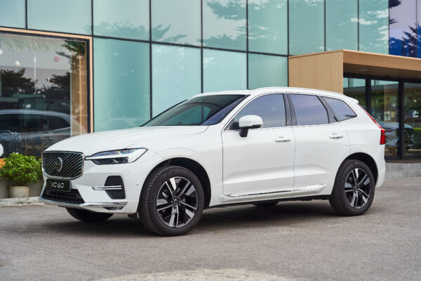 Volvo XC60 Trắng ngọc trai pha lê (Crystal White Pearl)
