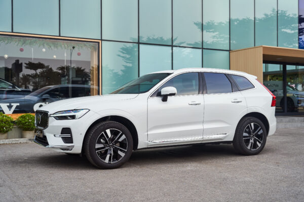 Volvo XC60 Trắng ngọc trai pha lê (Crystal White Pearl)