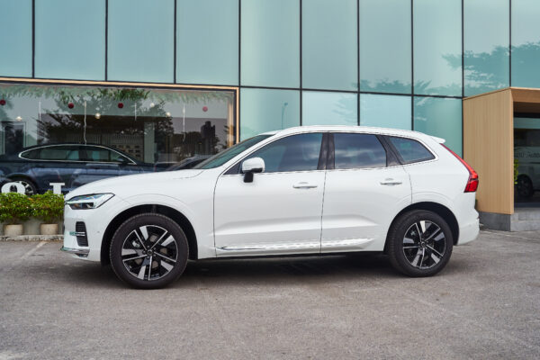Volvo XC60 Trắng ngọc trai pha lê (Crystal White Pearl)