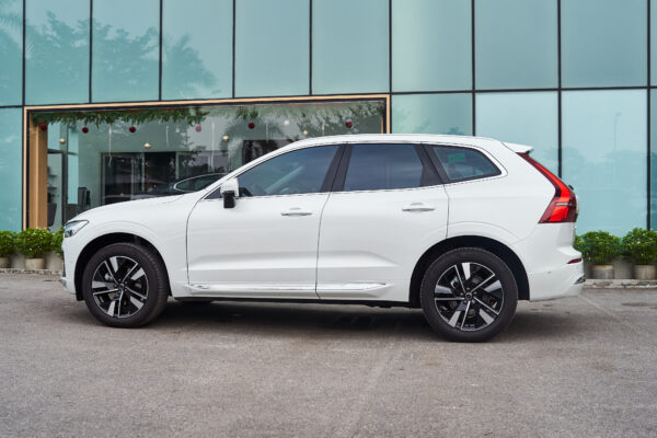 Volvo XC60 Trắng ngọc trai pha lê (Crystal White Pearl)