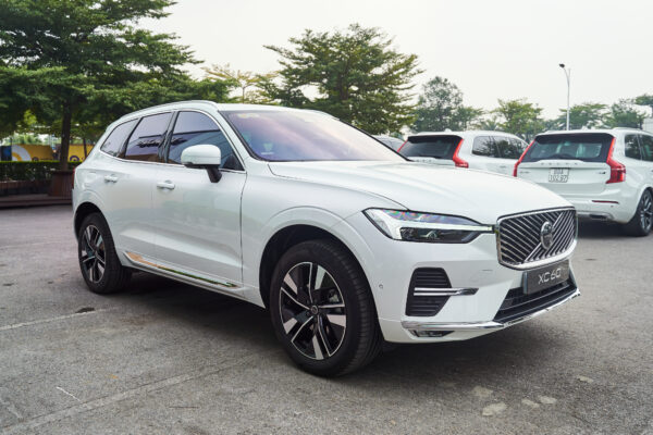 Volvo XC60 Trắng ngọc trai pha lê (Crystal White Pearl)