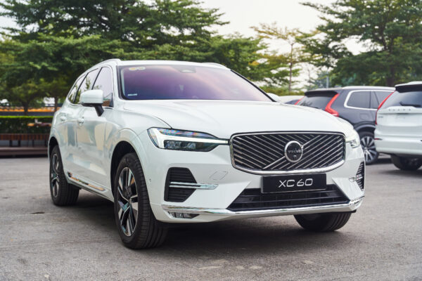 Volvo XC60 Trắng ngọc trai pha lê (Crystal White Pearl)