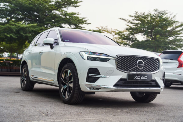Volvo XC60 Trắng ngọc trai pha lê (Crystal White Pearl)