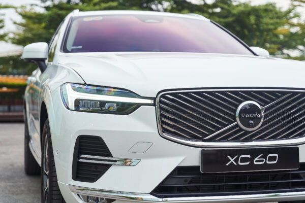 Volvo XC60 Trắng ngọc trai pha lê (Crystal White Pearl)