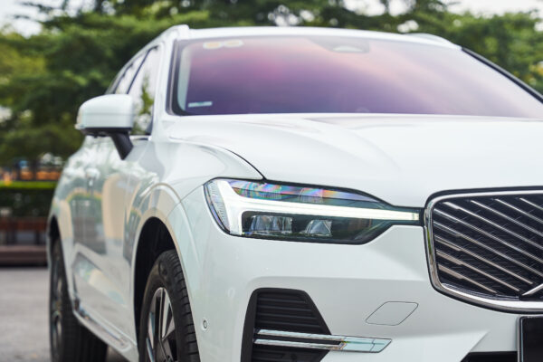 Volvo XC60 Trắng ngọc trai pha lê (Crystal White Pearl)