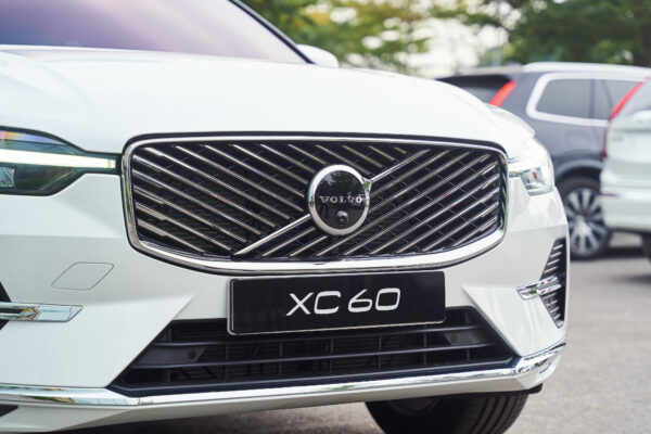 Volvo XC60 Trắng ngọc trai pha lê (Crystal White Pearl)