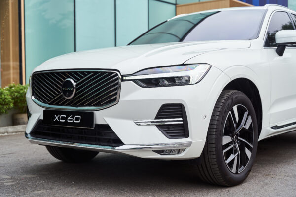Volvo XC60 Trắng ngọc trai pha lê (Crystal White Pearl)