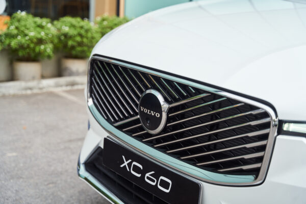 Volvo XC60 Trắng ngọc trai pha lê (Crystal White Pearl)