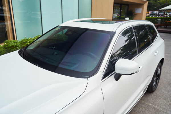 Volvo XC60 Trắng ngọc trai pha lê (Crystal White Pearl)