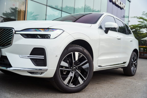 Volvo XC60 Trắng ngọc trai pha lê (Crystal White Pearl)