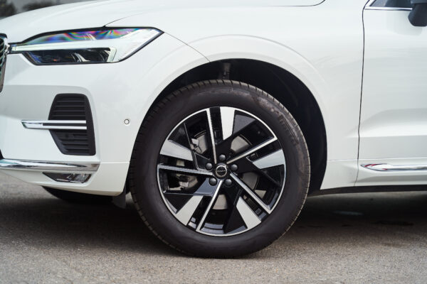 Volvo XC60 Trắng ngọc trai pha lê (Crystal White Pearl)