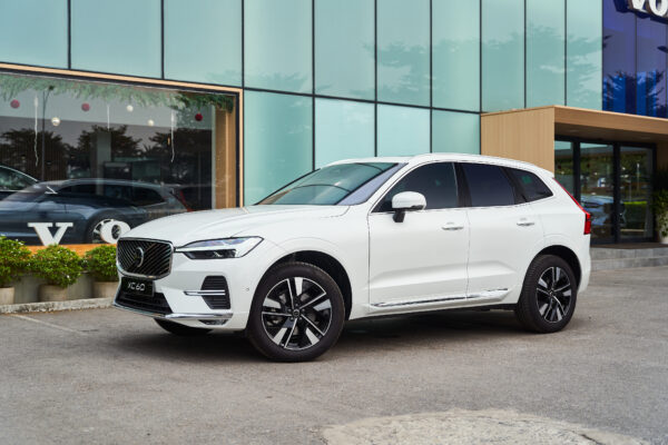 Volvo XC60 Trắng ngọc trai pha lê (Crystal White Pearl)