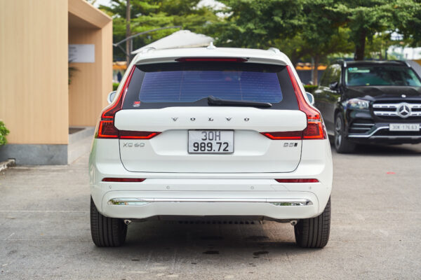 Volvo XC60 Trắng ngọc trai pha lê (Crystal White Pearl)
