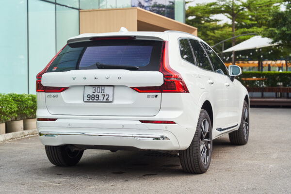 Volvo XC60 Trắng ngọc trai pha lê (Crystal White Pearl)