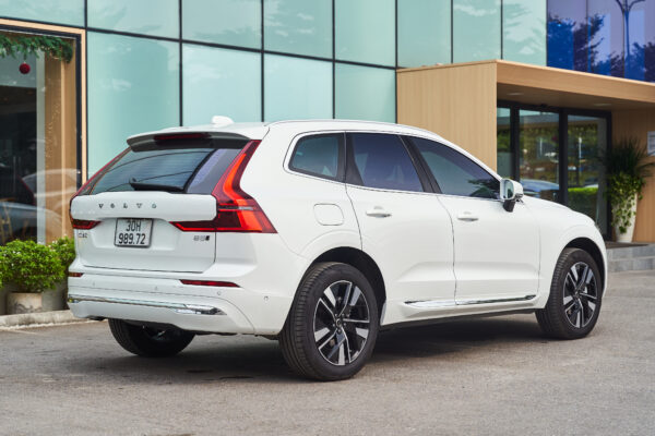 Volvo XC60 Trắng ngọc trai pha lê (Crystal White Pearl)