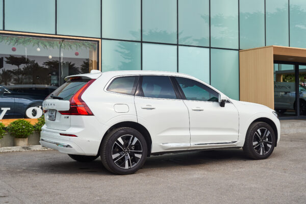 Volvo XC60 Trắng ngọc trai pha lê (Crystal White Pearl)